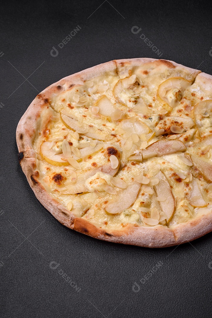 Deliciosa pizza com frango, tomate e queijo com sal e molho sobre um fundo escuro de concreto