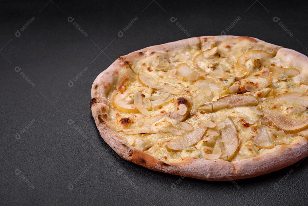 Pizza bávara com enchidos, tomates, queijo, sal e especiarias sobre um fundo escuro de concreto