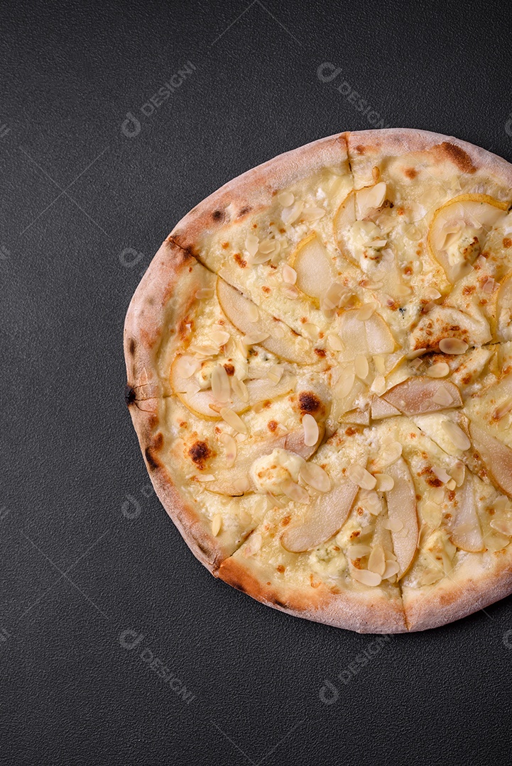 Pizza bávara com enchidos, tomates, queijo, sal e especiarias sobre um fundo escuro de concreto