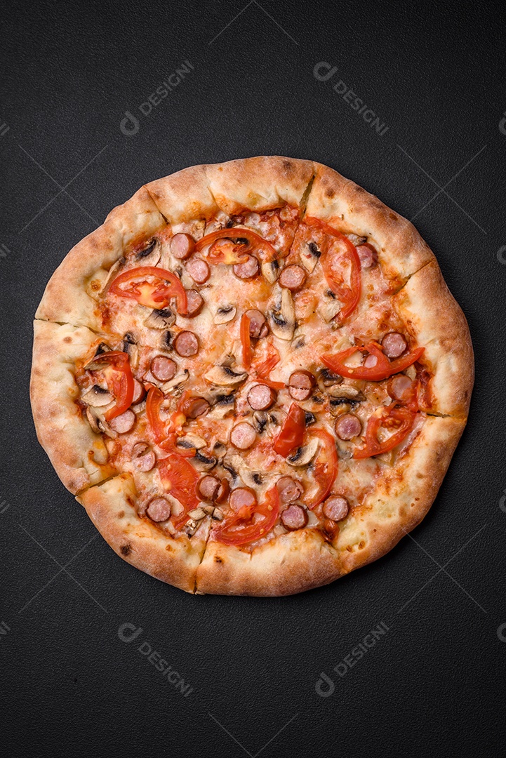 Pizza bávara com enchidos, tomates, queijo, sal e especiarias sobre um fundo escuro de concreto