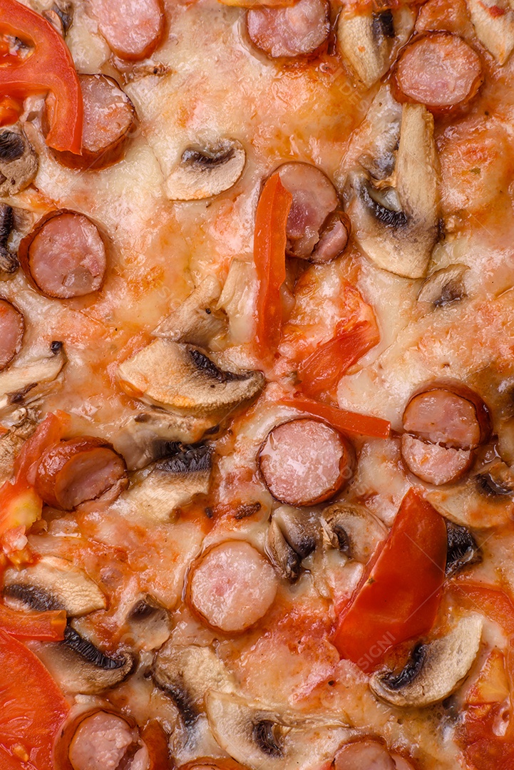 Pizza bávara com enchidos, tomates, queijo, sal e especiarias sobre um fundo escuro de concreto