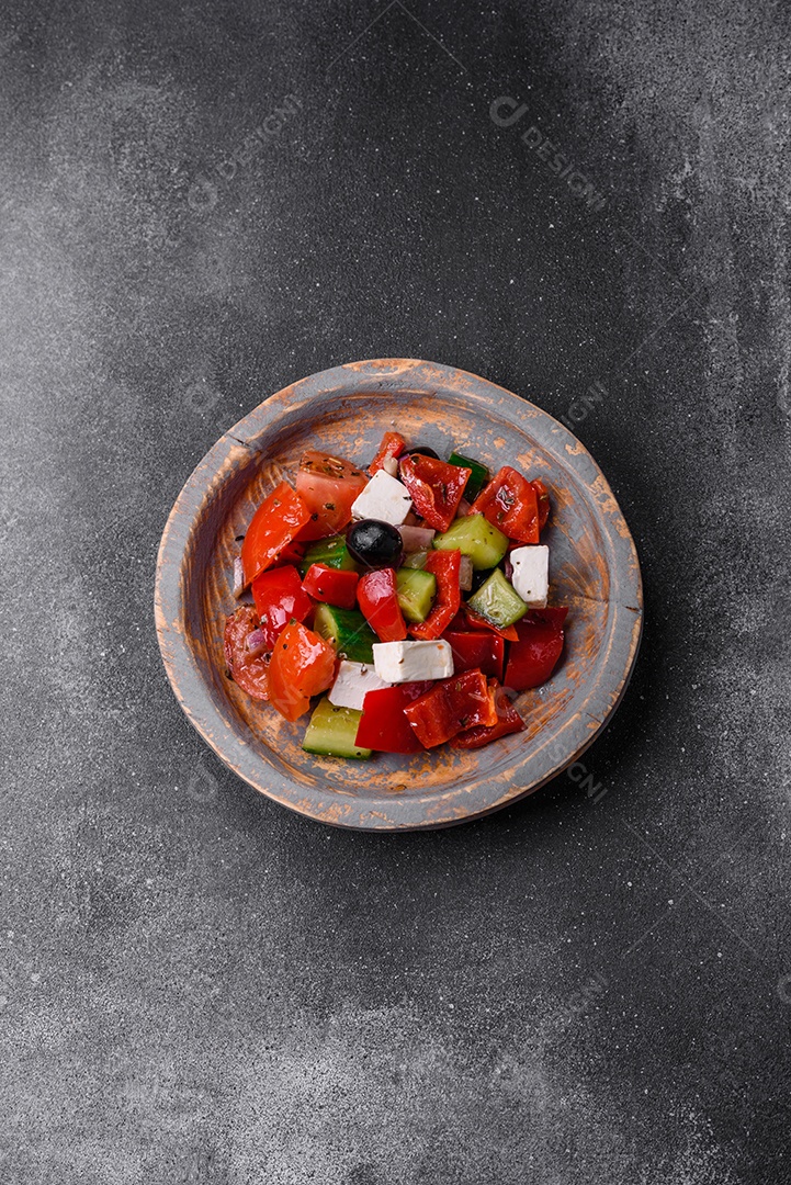 Nozes torradas e nozes de macadâmia, tangerina seca, frutos secos sobre um fundo escuro de concreto
