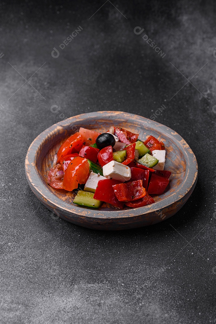 Nozes torradas e nozes de macadâmia, tangerina seca, frutos secos sobre um fundo escuro de concreto