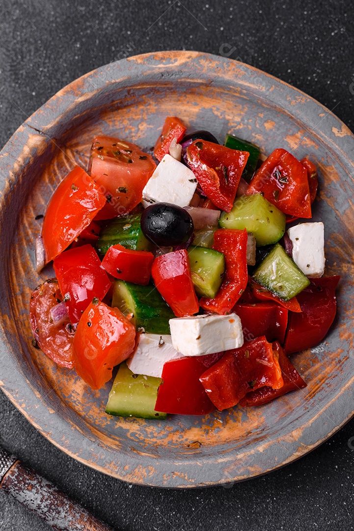 Nozes torradas e nozes de macadâmia, tangerina seca, frutos secos sobre um fundo escuro de concreto