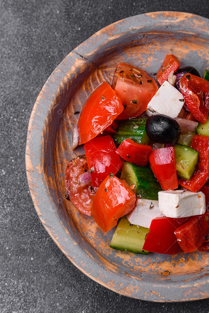 Nozes torradas e nozes de macadâmia, tangerina seca, frutos secos sobre um fundo escuro de concreto