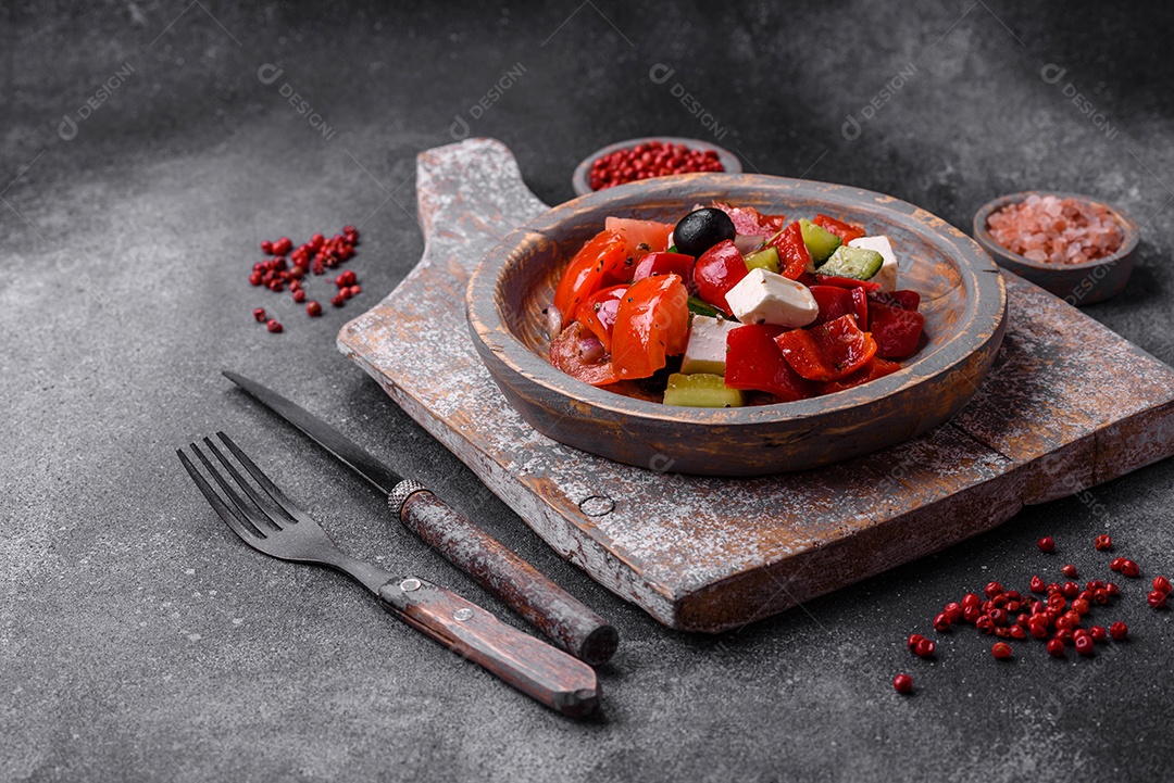 Nozes torradas e nozes de macadâmia, tangerina seca, frutos secos sobre um fundo escuro de concreto
