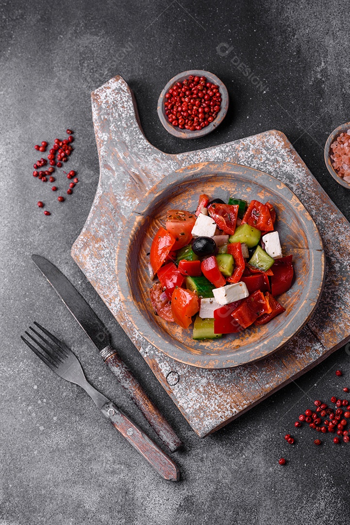 Nozes torradas e nozes de macadâmia, tangerina seca, frutos secos sobre um fundo escuro de concreto