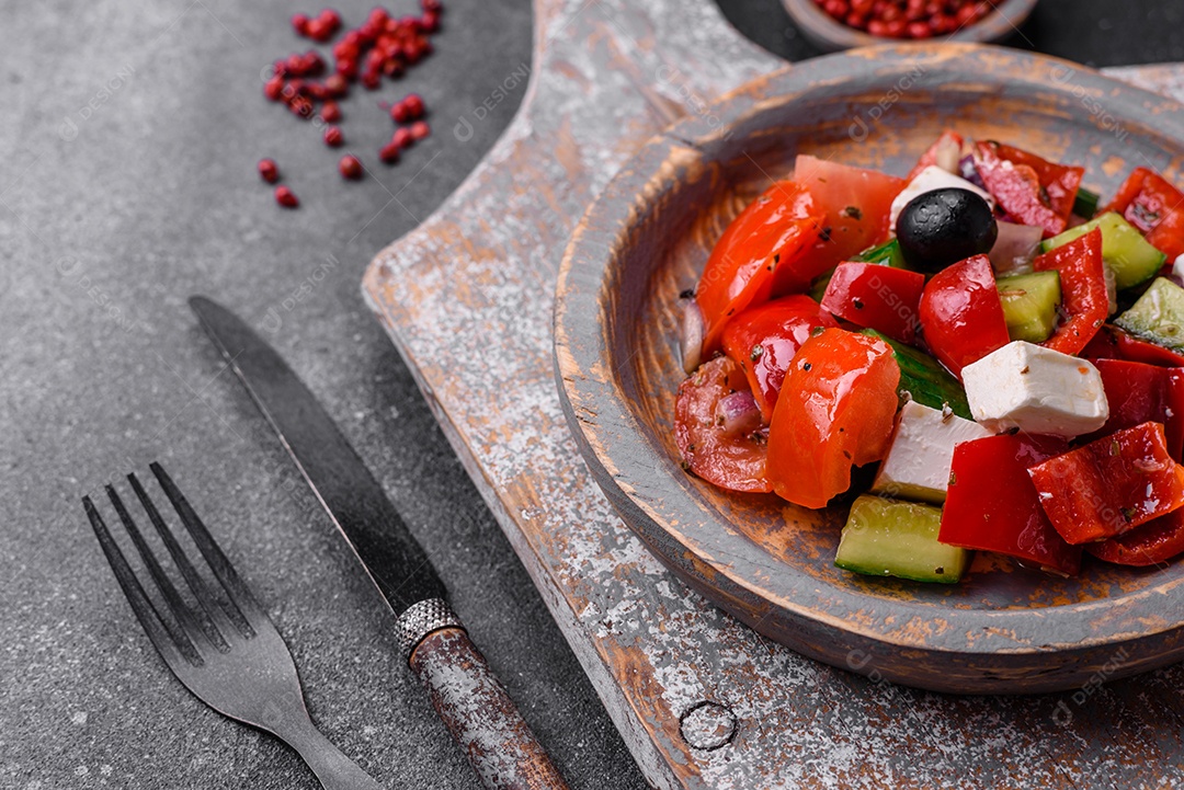 Nozes torradas e nozes de macadâmia, tangerina seca, frutos secos sobre um fundo escuro de concreto
