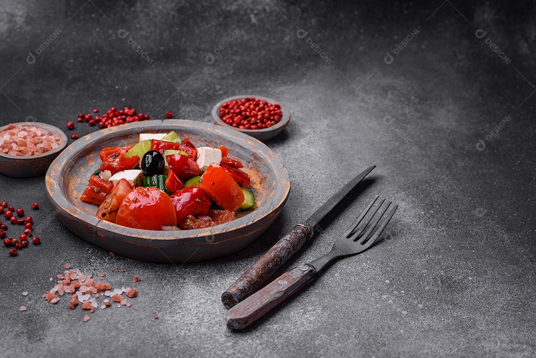 Nozes torradas e nozes de macadâmia, tangerina seca, frutos secos sobre um fundo escuro de concreto