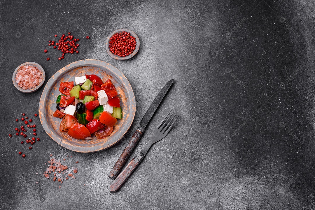 Nozes torradas e nozes de macadâmia, tangerina seca, frutos secos sobre um fundo escuro de concreto