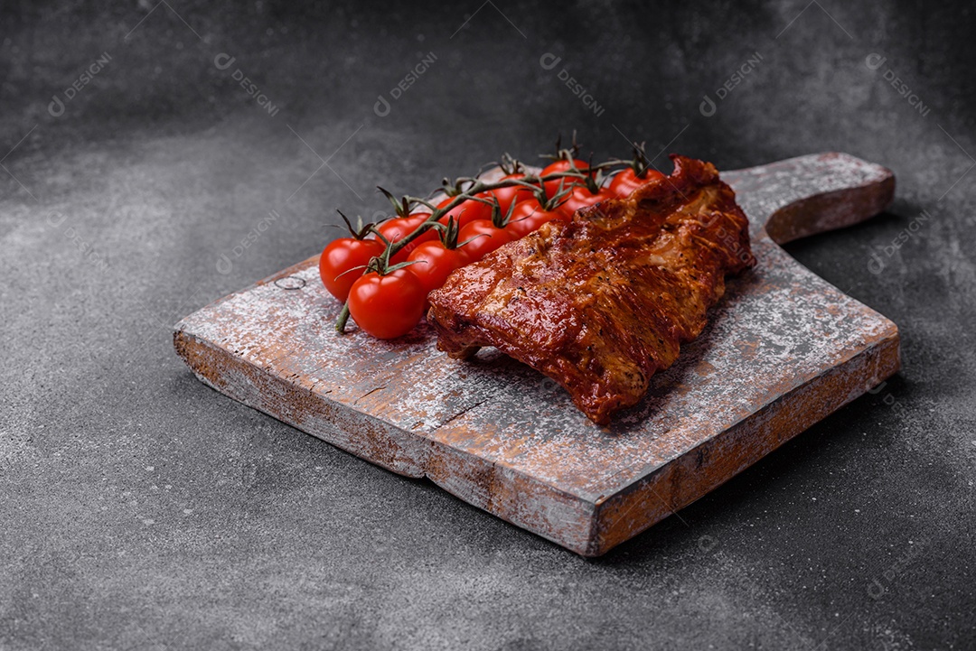 Deliciosas costelas de porco grelhadas ou defumadas com sal, especiarias e ervas em fundo de concreto texturizado