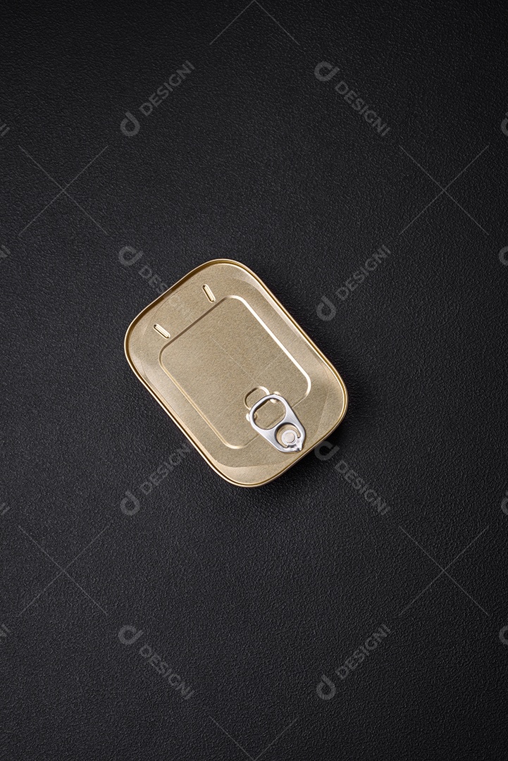 Lata retangular de estanho ou alumínio de alimentos enlatados com uma chave sobre um fundo escuro de concreto