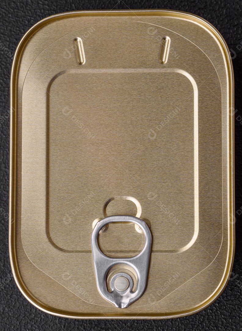 Lata retangular de estanho ou alumínio de alimentos enlatados com uma chave sobre um fundo escuro de concreto