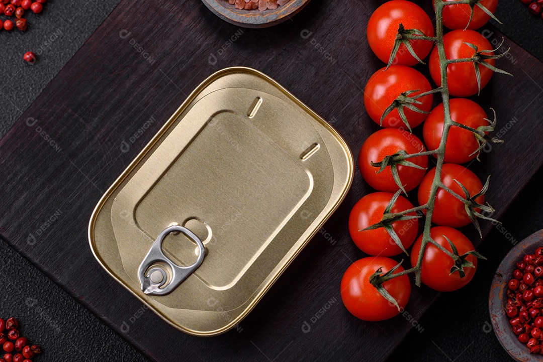 Lata retangular de estanho ou alumínio de alimentos enlatados com uma chave sobre um fundo escuro de concreto