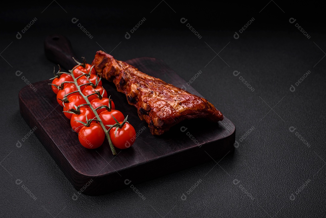 Deliciosas costelas de porco grelhadas ou defumadas com sal, especiarias e ervas em fundo de concreto texturizado