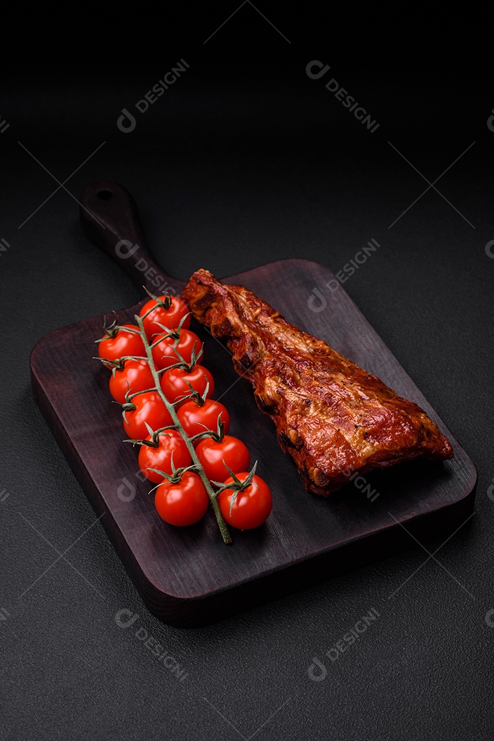 Deliciosas costelas de porco grelhadas ou defumadas com sal, especiarias e ervas em fundo de concreto texturizado