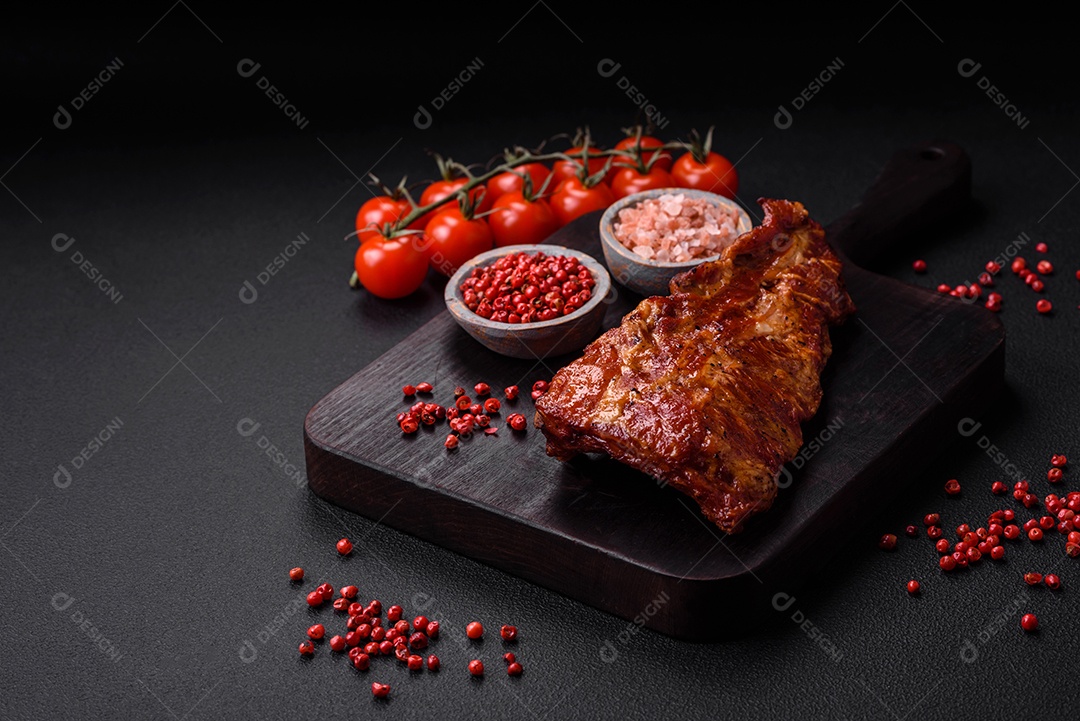 Deliciosas costelas de porco grelhadas ou defumadas com sal, especiarias e ervas em fundo de concreto texturizado