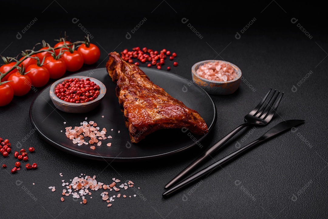 Deliciosas costelas de porco grelhadas ou defumadas com sal, especiarias e ervas em fundo de concreto texturizado