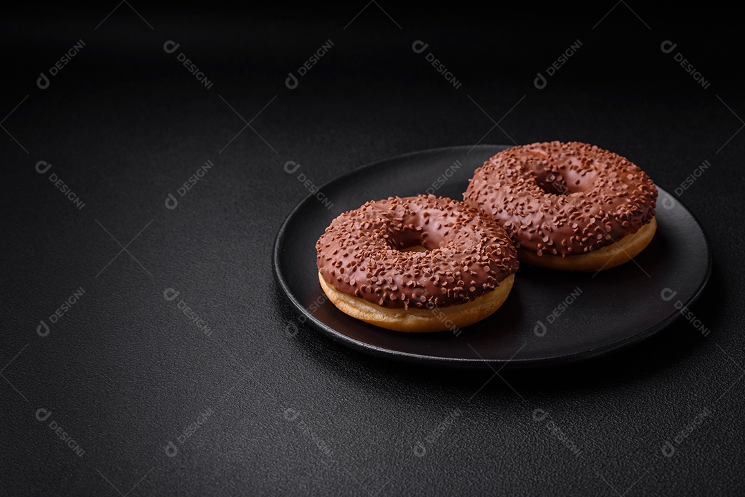 Delicioso donut com cobertura de chocolate polvilhado com pedaços de chocolate