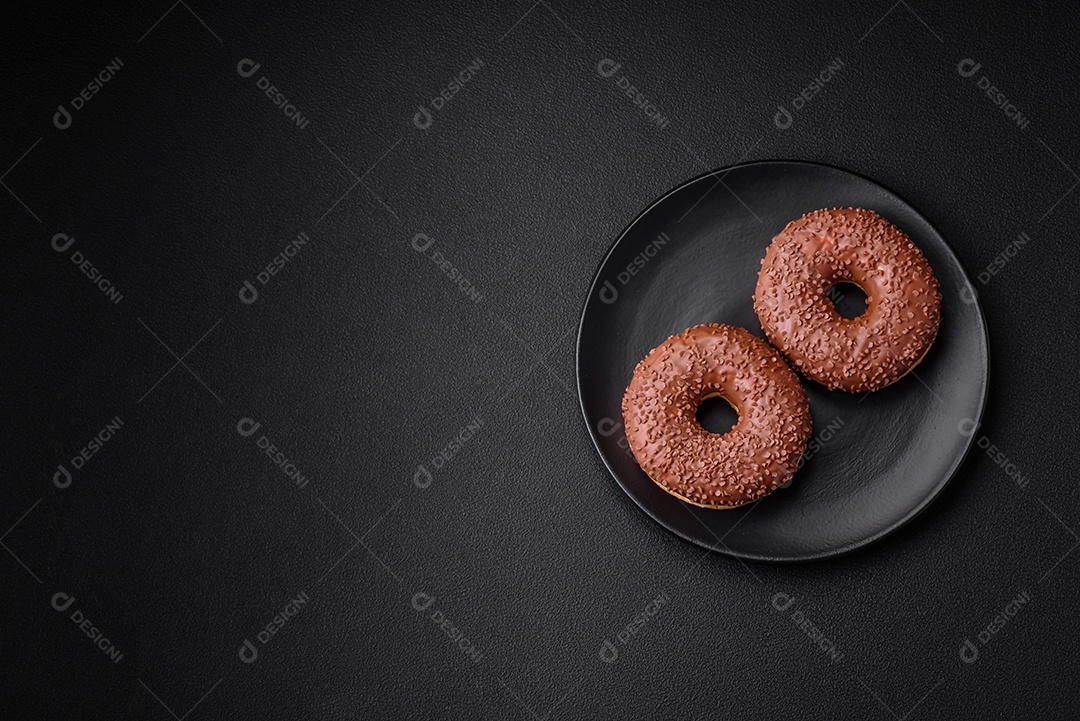 Delicioso donut com cobertura de chocolate polvilhado com pedaços de chocolate