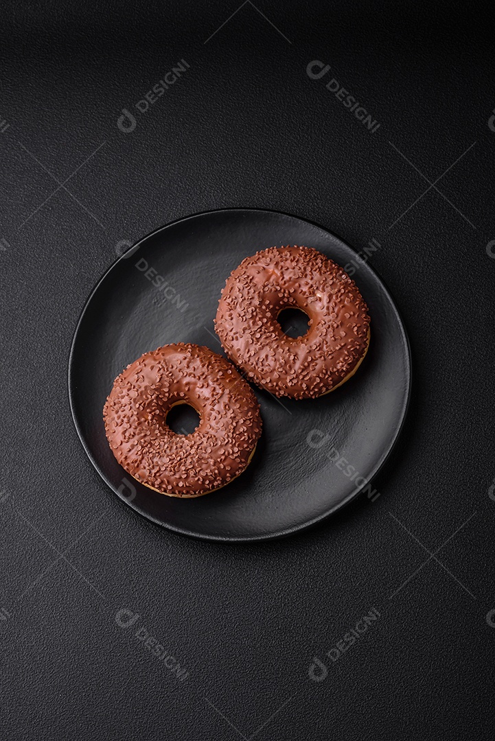 Delicioso donut com cobertura de chocolate polvilhado com pedaços de chocolate