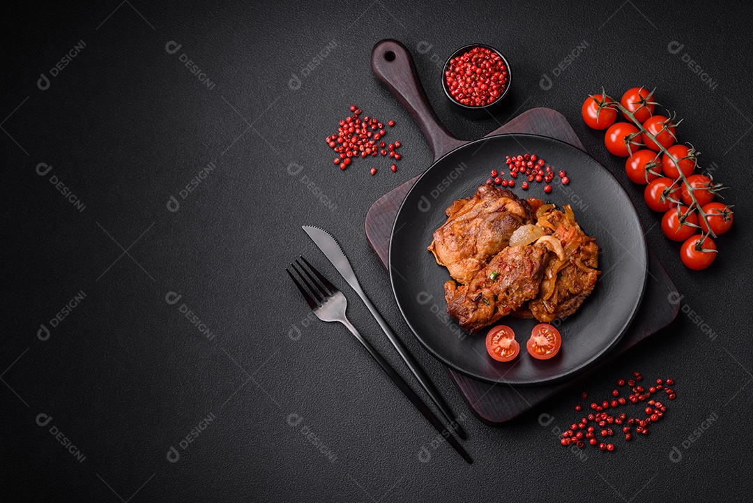 Delicioso arroz cozido com pimentão, ervilha, feijão de espargos e cenoura e frango frito sobre fundo de concreto texturizado