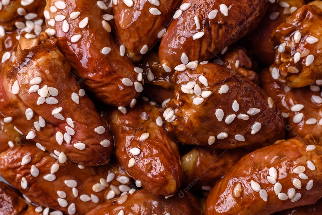 Corações de frango fritos em molho de soja com sal e especiarias em um prato sobre um fundo de concreto texturizado