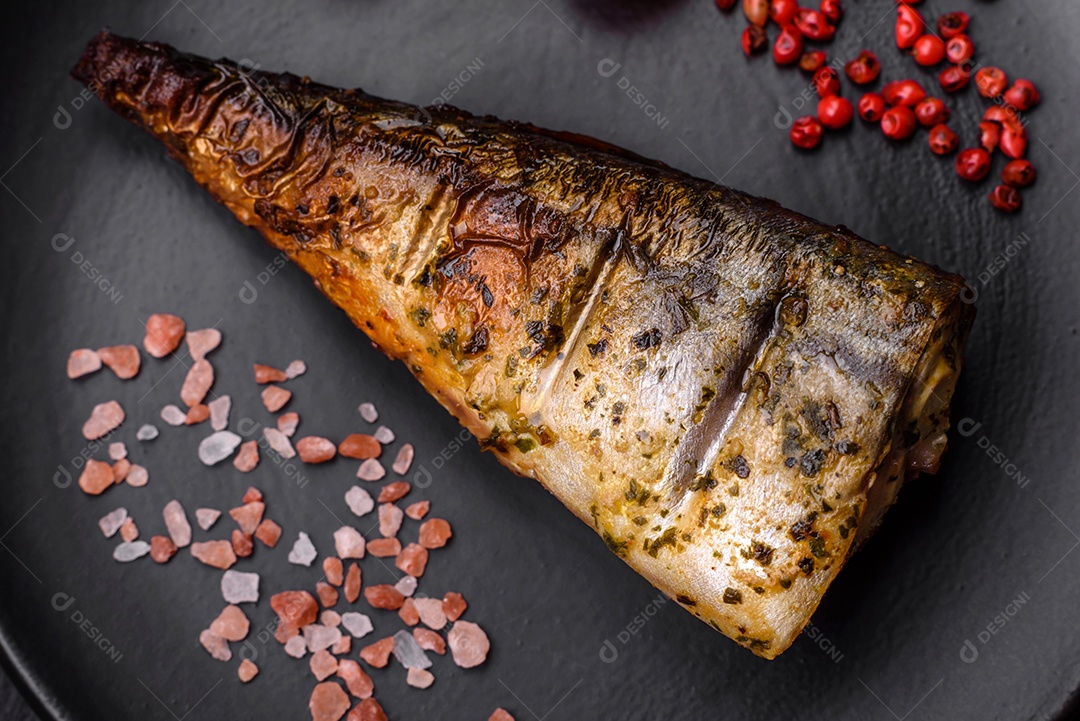 Deliciosa cavala grelhada com sal, especiarias e ervas sobre um fundo de concreto texturizado