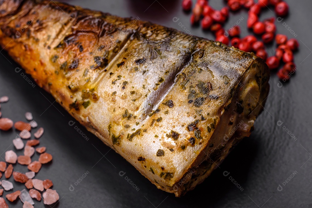 Deliciosa cavala grelhada com sal, especiarias e ervas sobre um fundo de concreto texturizado