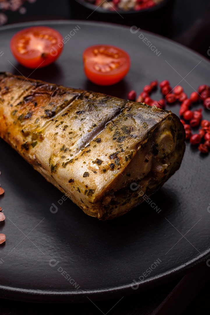 Deliciosa cavala grelhada com sal, especiarias e ervas sobre um fundo de concreto texturizado