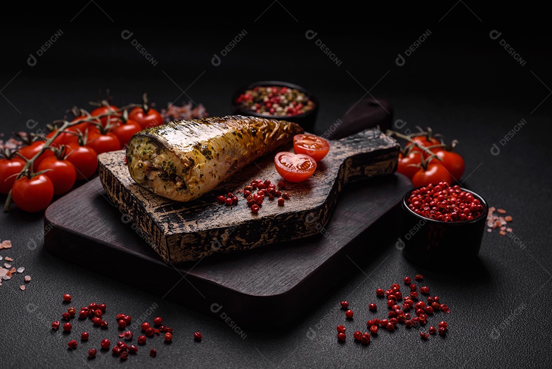 Deliciosa cavala grelhada com sal, especiarias e ervas sobre um fundo de concreto texturizado