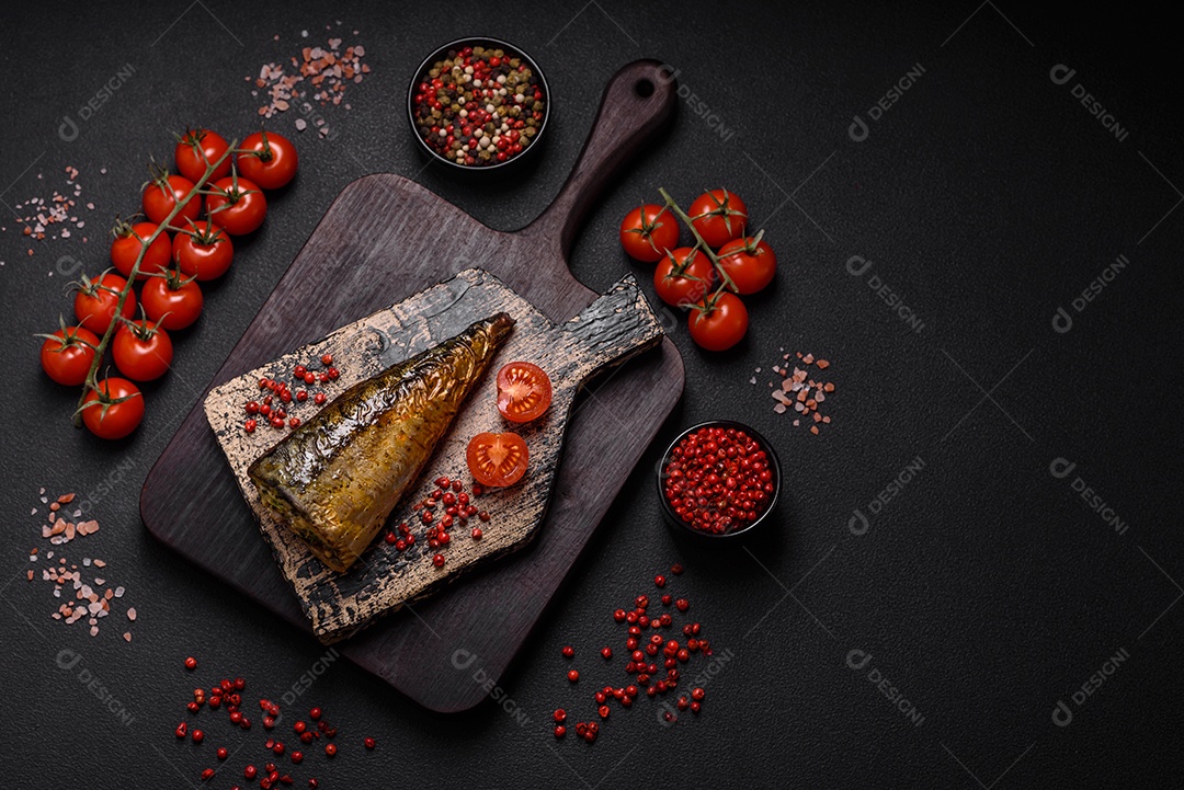 Deliciosa cavala grelhada com sal, especiarias e ervas sobre um fundo de concreto texturizado