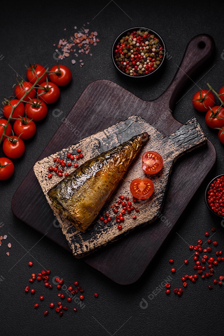 Deliciosa cavala grelhada com sal, especiarias e ervas sobre um fundo de concreto texturizado