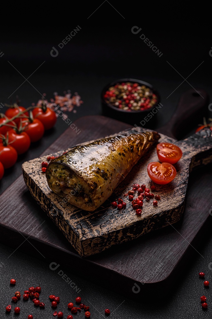 Deliciosa cavala grelhada com sal, especiarias e ervas sobre um fundo de concreto texturizado