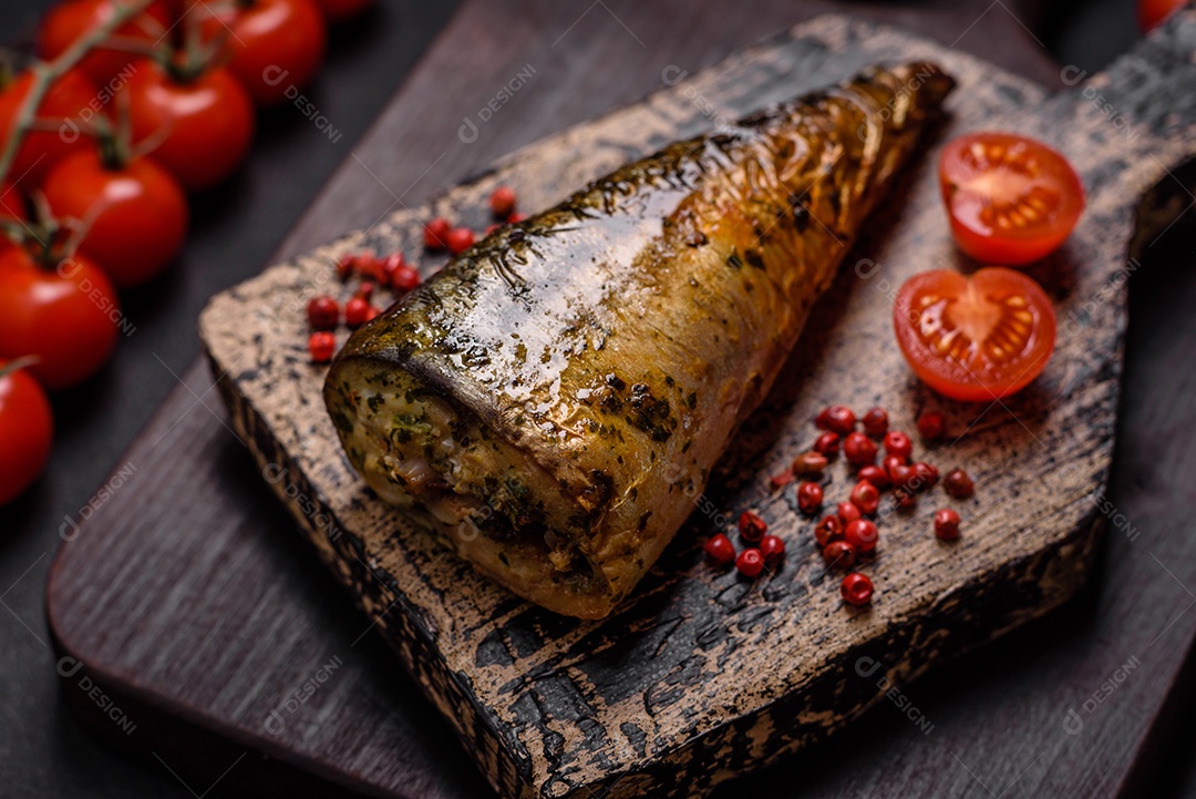 Deliciosa cavala grelhada com sal, especiarias e ervas sobre um fundo de concreto texturizado
