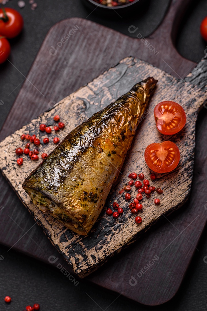 Deliciosa cavala grelhada com sal, especiarias e ervas sobre um fundo de concreto texturizado