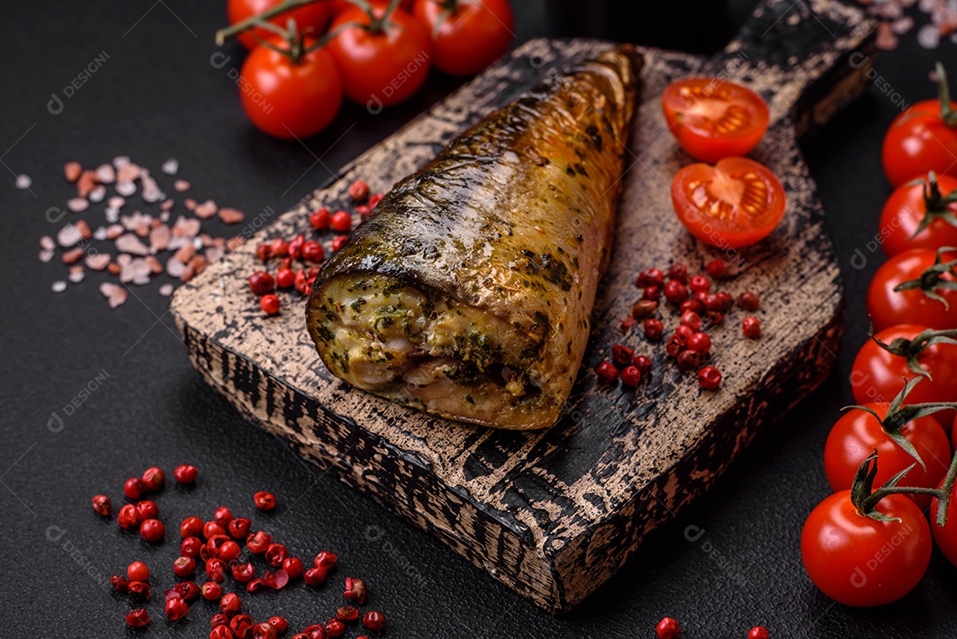 Deliciosa cavala grelhada com sal, especiarias e ervas sobre um fundo de concreto texturizado