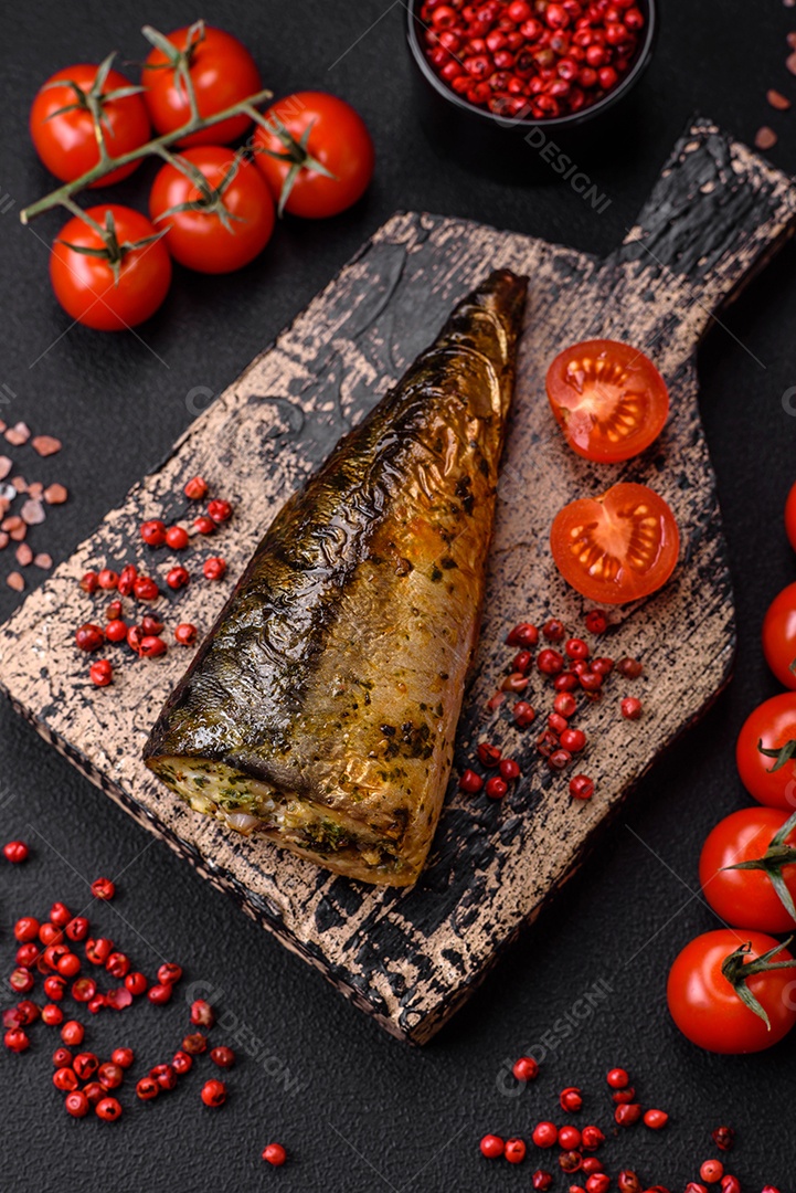 Deliciosa cavala grelhada com sal, especiarias e ervas sobre um fundo de concreto texturizado