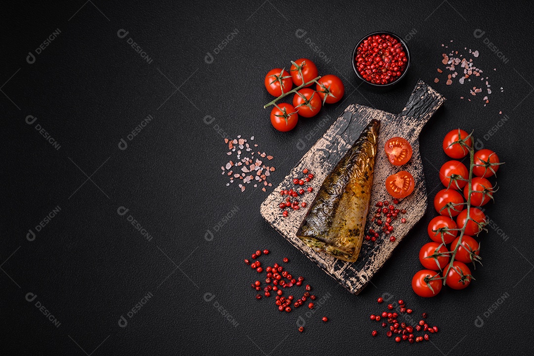 Deliciosa cavala grelhada com sal, especiarias e ervas sobre um fundo de concreto texturizado