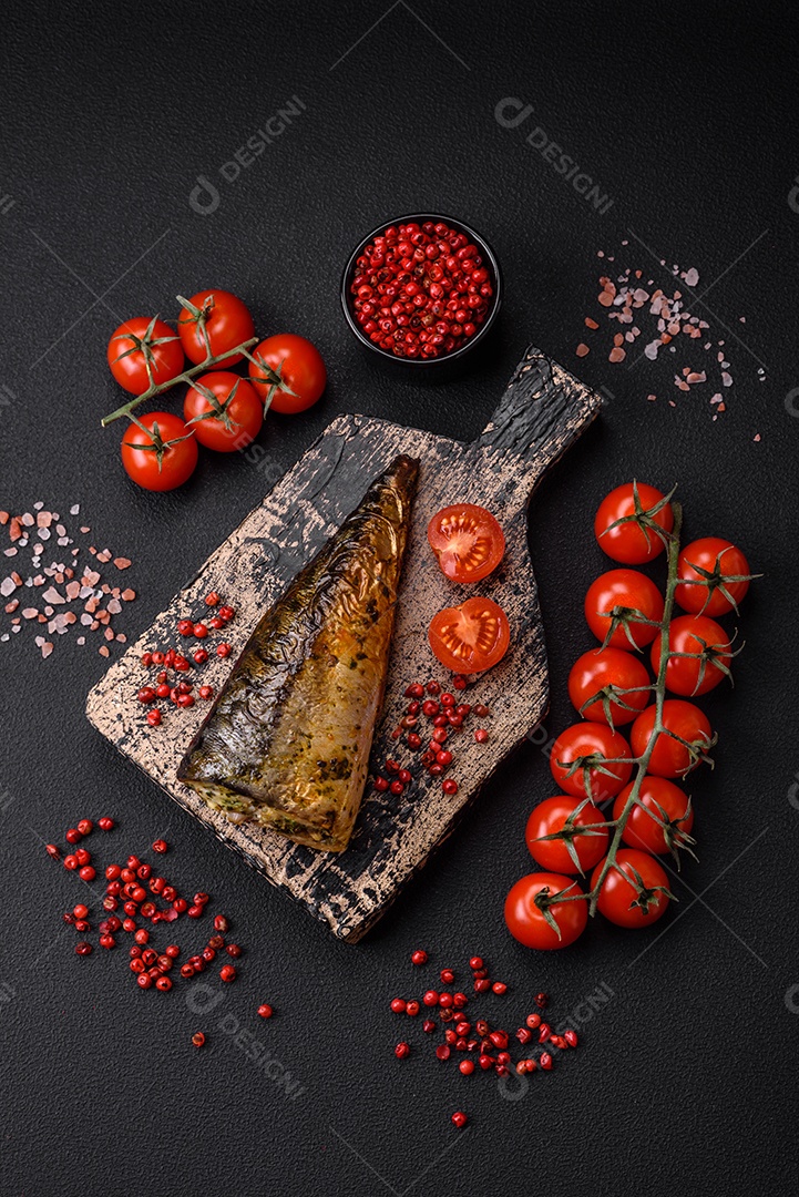Deliciosa cavala grelhada com sal, especiarias e ervas sobre um fundo de concreto texturizado