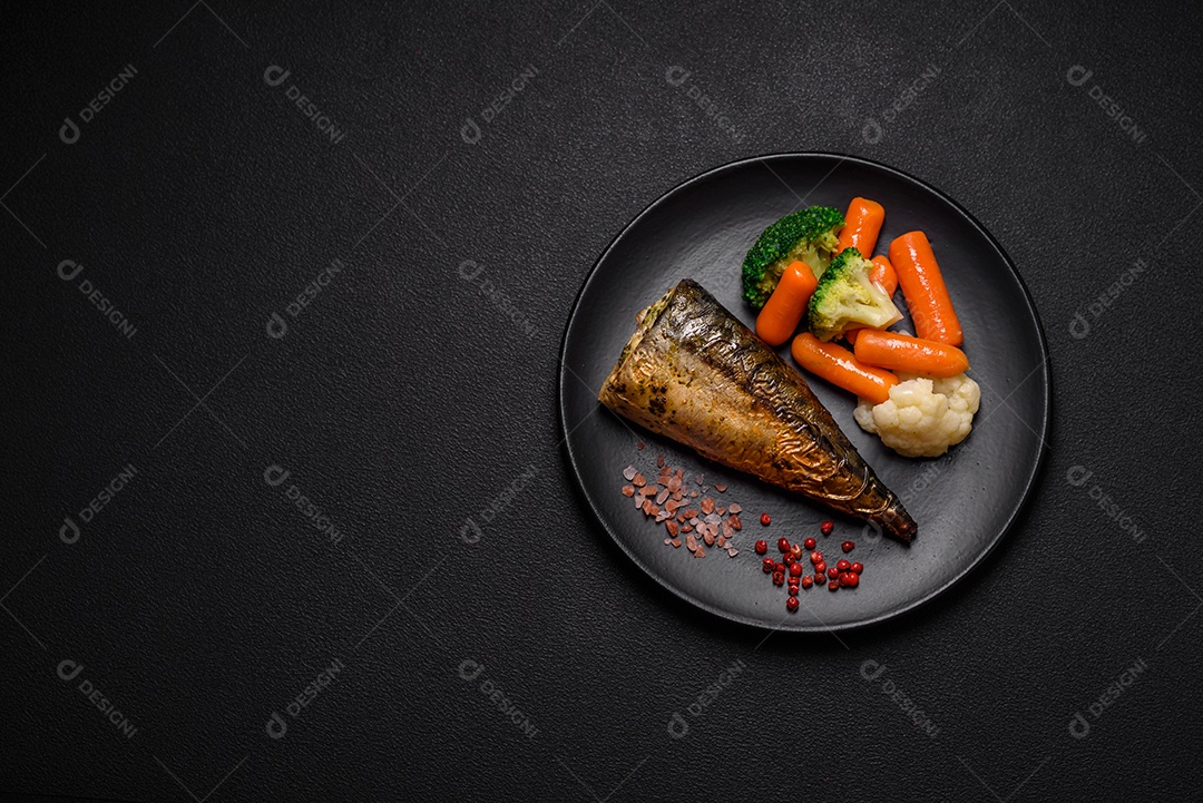 Deliciosa cavala grelhada com sal, especiarias e ervas sobre um fundo de concreto texturizado