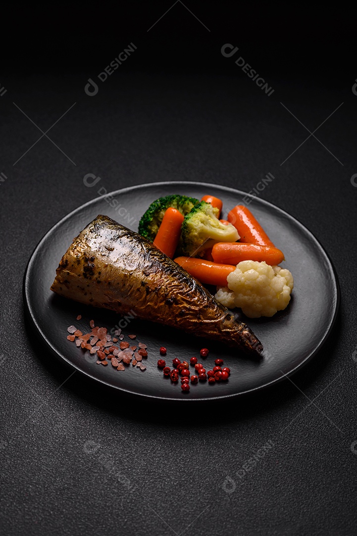 Deliciosa cavala grelhada com sal, especiarias e ervas sobre um fundo de concreto texturizado