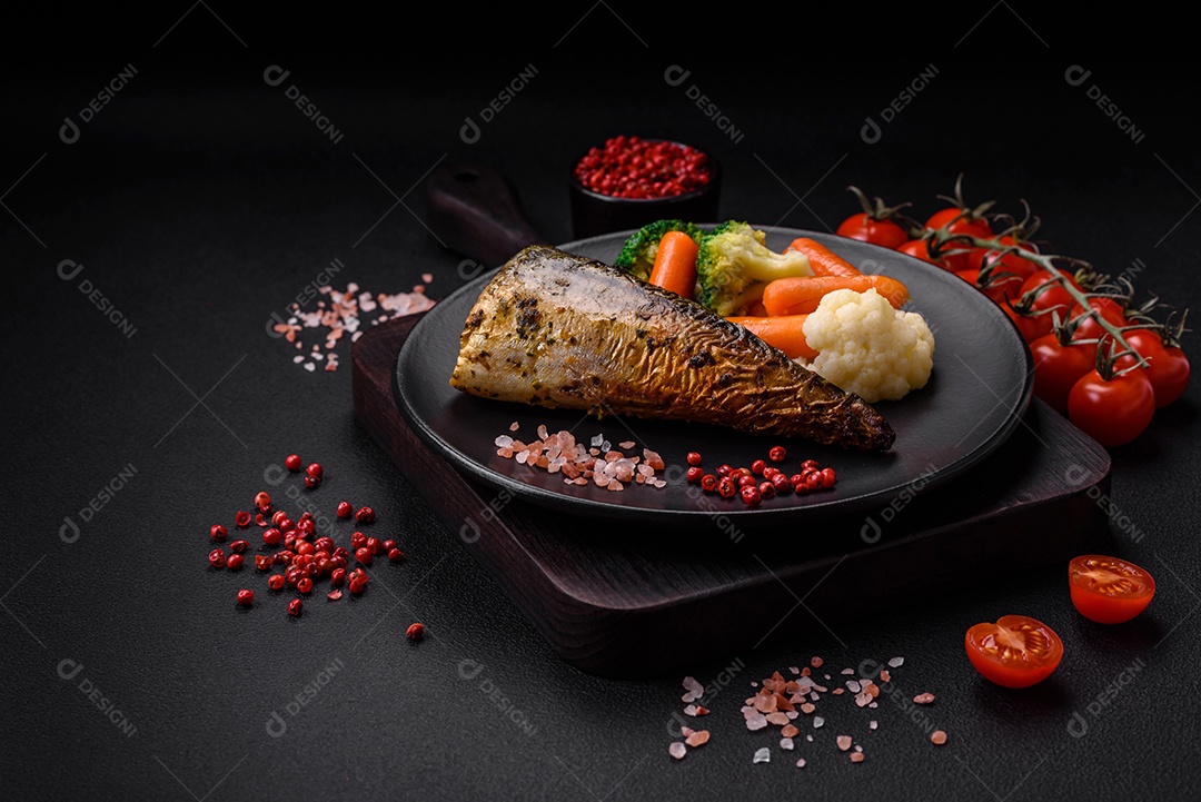 Deliciosa cavala grelhada com sal, especiarias e ervas sobre um fundo de concreto texturizado