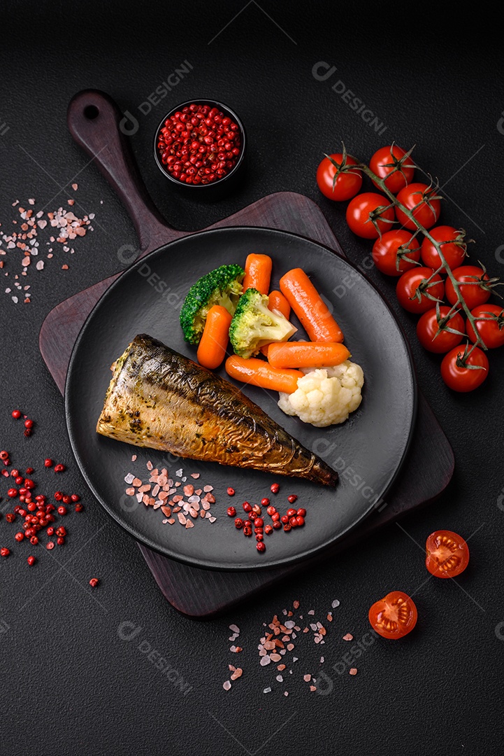 Deliciosa cavala grelhada com sal, especiarias e ervas sobre um fundo de concreto texturizado