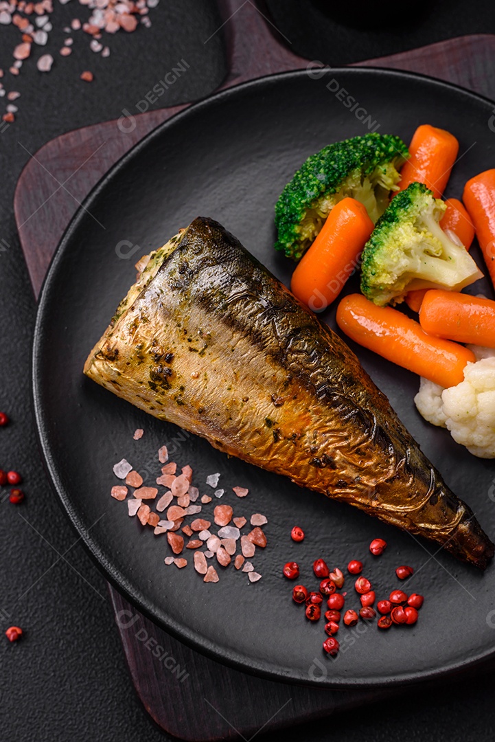 Deliciosa cavala grelhada com sal, especiarias e ervas sobre um fundo de concreto texturizado