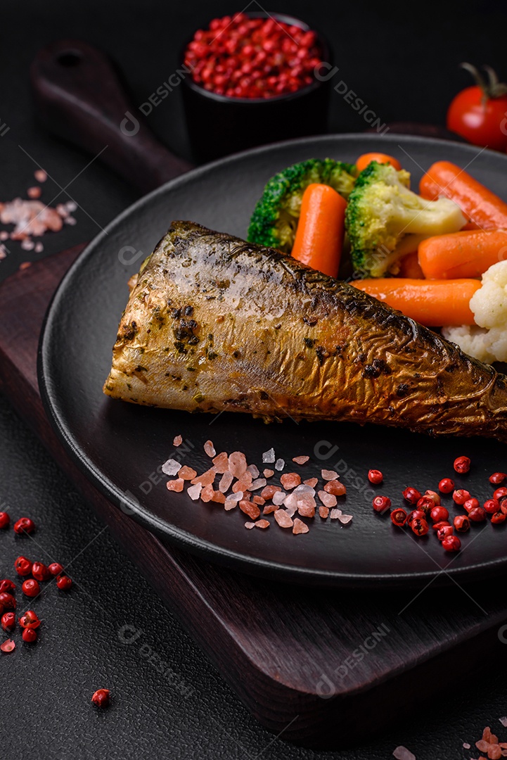 Deliciosa cavala grelhada com sal, especiarias e ervas sobre um fundo de concreto texturizado