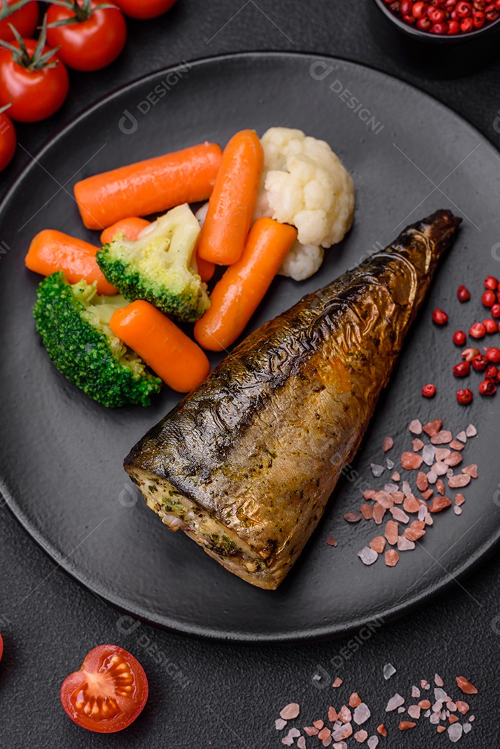 Deliciosa cavala grelhada com sal, especiarias e ervas sobre um fundo de concreto texturizado