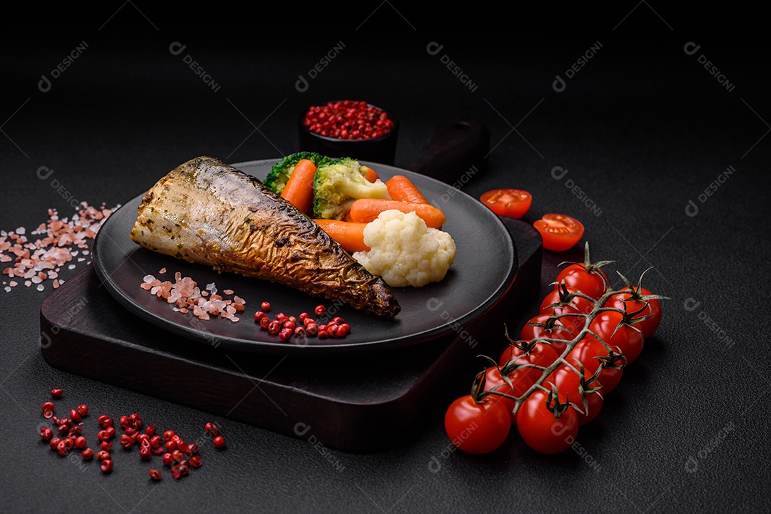 Deliciosa cavala grelhada com sal, especiarias e ervas sobre um fundo de concreto texturizado