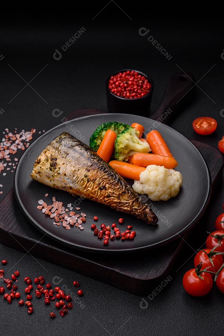 Deliciosa cavala grelhada com sal, especiarias e ervas sobre um fundo de concreto texturizado