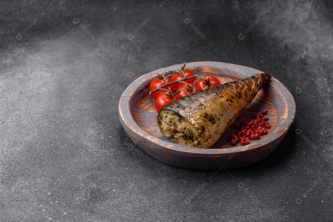 Deliciosa cavala grelhada com sal, especiarias e ervas sobre um fundo de concreto texturizado